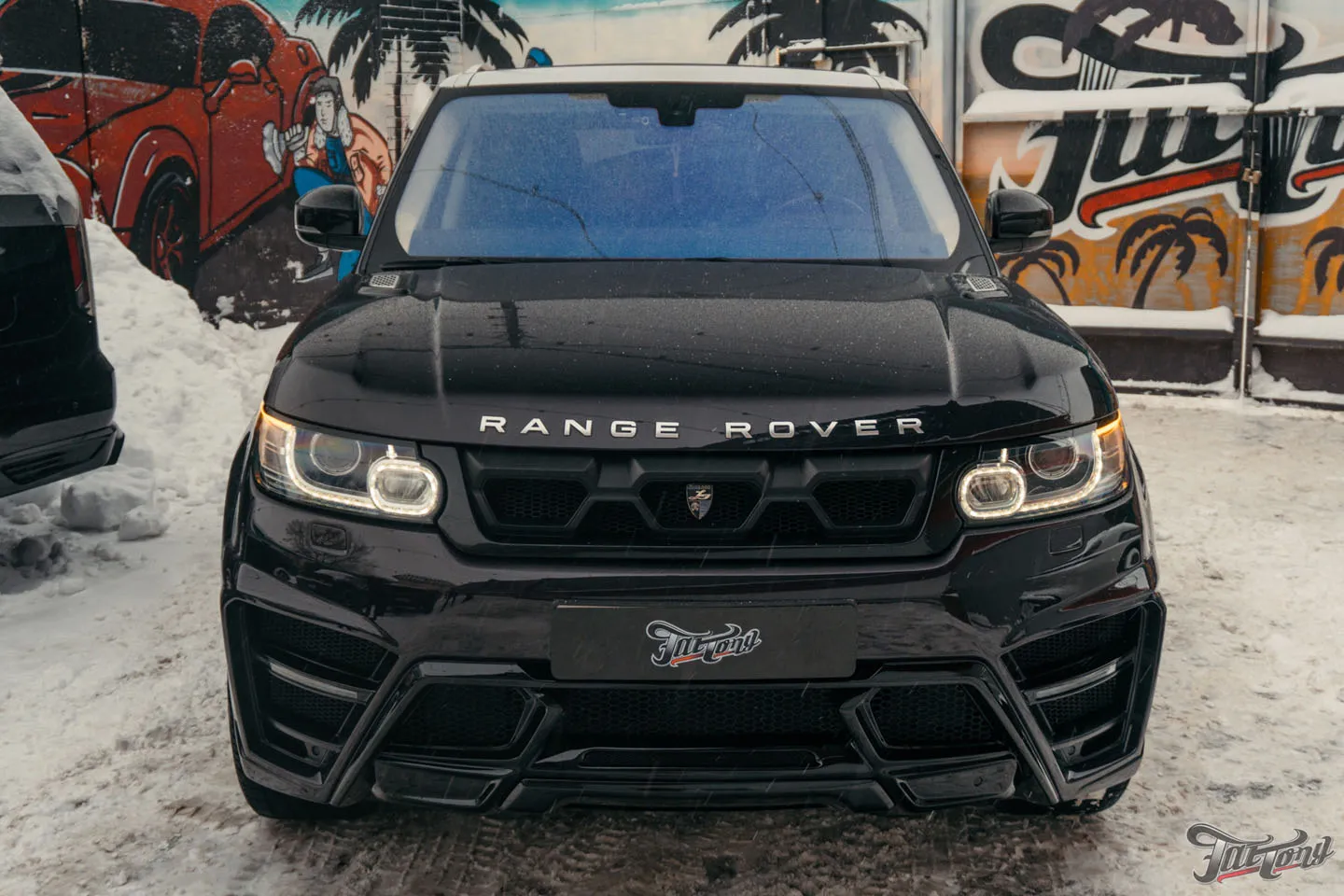 Кузовной ремонт с подбором сложного цвета, окрас дисков в черный глянец и суппортов в красный кэнди на Range Rover